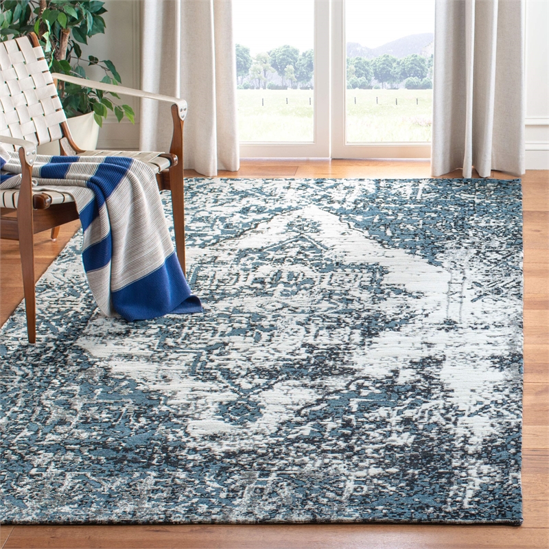 Safavieh Classic Vintage 4' x 6' Rug in Navy and Ivory