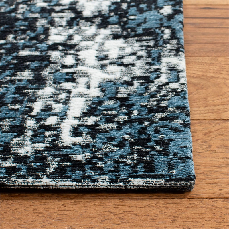 Safavieh Classic Vintage 4' x 6' Rug in Navy and Ivory