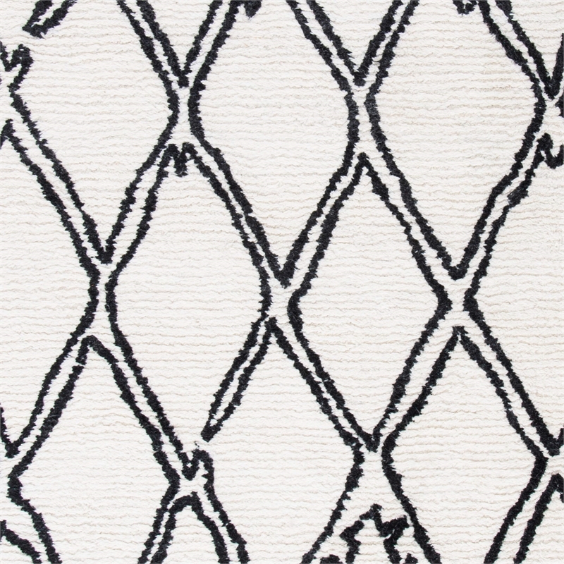 Safavieh Casablanca 5' x 8' Hand Tufted Wool Rug in Ivory and Black