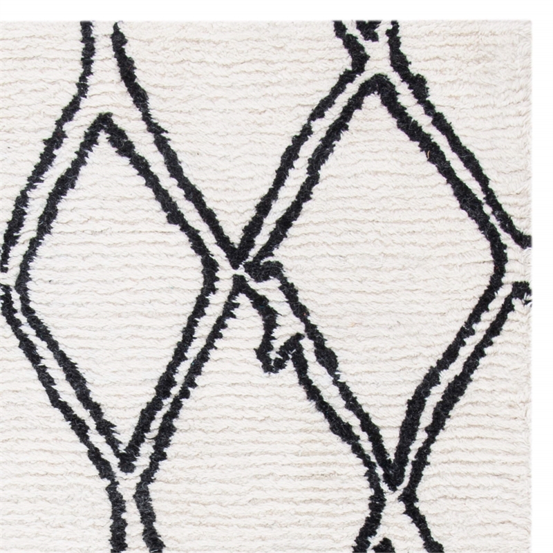 Safavieh Casablanca 5' x 8' Hand Tufted Wool Rug in Ivory and Black
