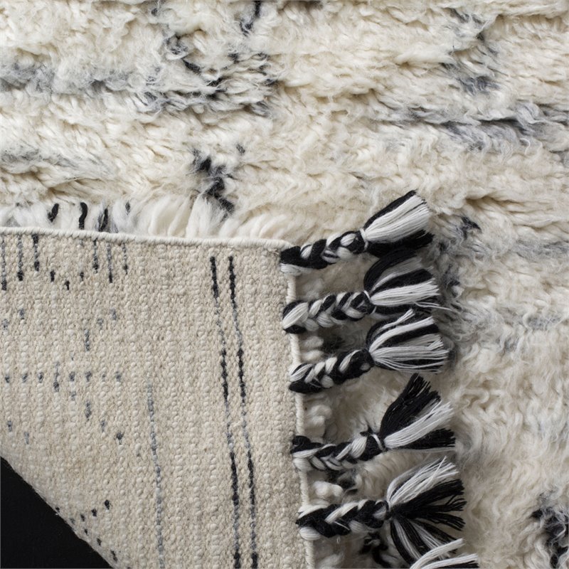 Safavieh Kenya 6' x 9' Hand Knotted Shag Wool Rug in Ivory and Black