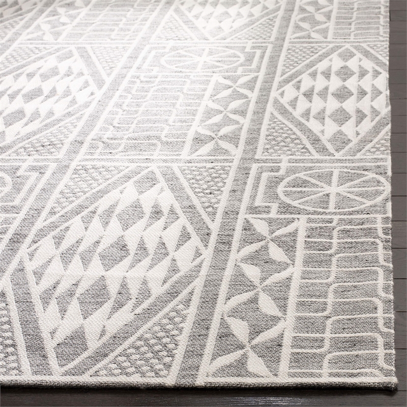 Safavieh Marbella 4' x 6' Hand Loomed Rug in Gray and Ivory