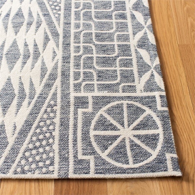 Safavieh Marbella 8' x 10' Hand Loomed Rug in Blue and Ivory