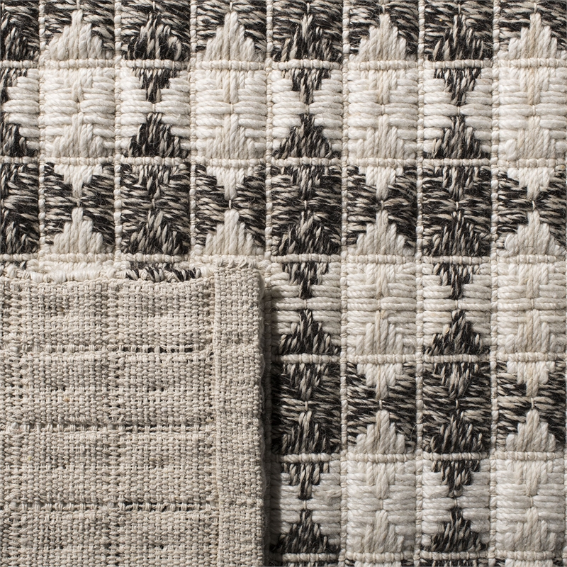 Safavieh Natura 5' x 8' Hand Woven Rug in Black and Ivory