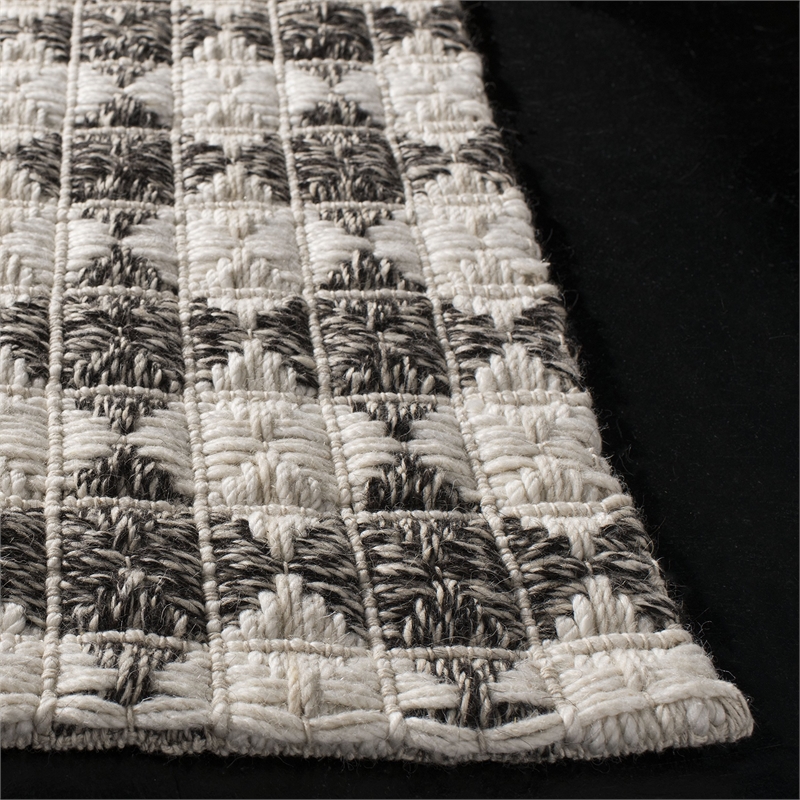 Safavieh Natura 5' x 8' Hand Woven Rug in Black and Ivory
