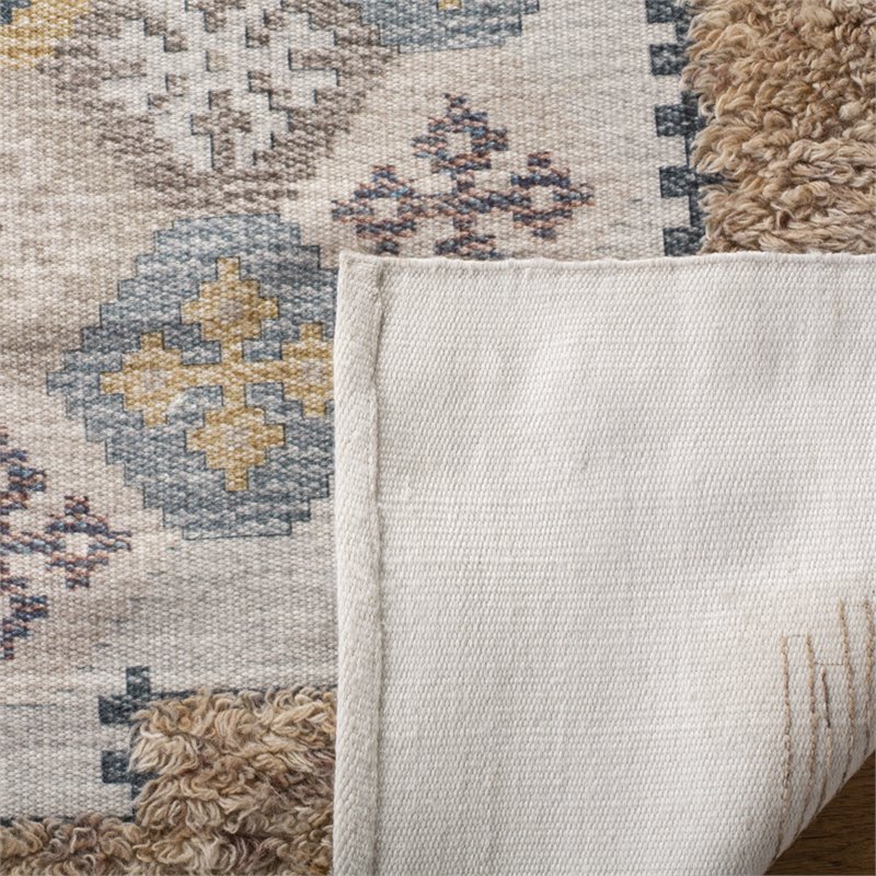 Safavieh Saffron 4' x 6' Hand Loomed Wool Rug in Taupe and Ivory