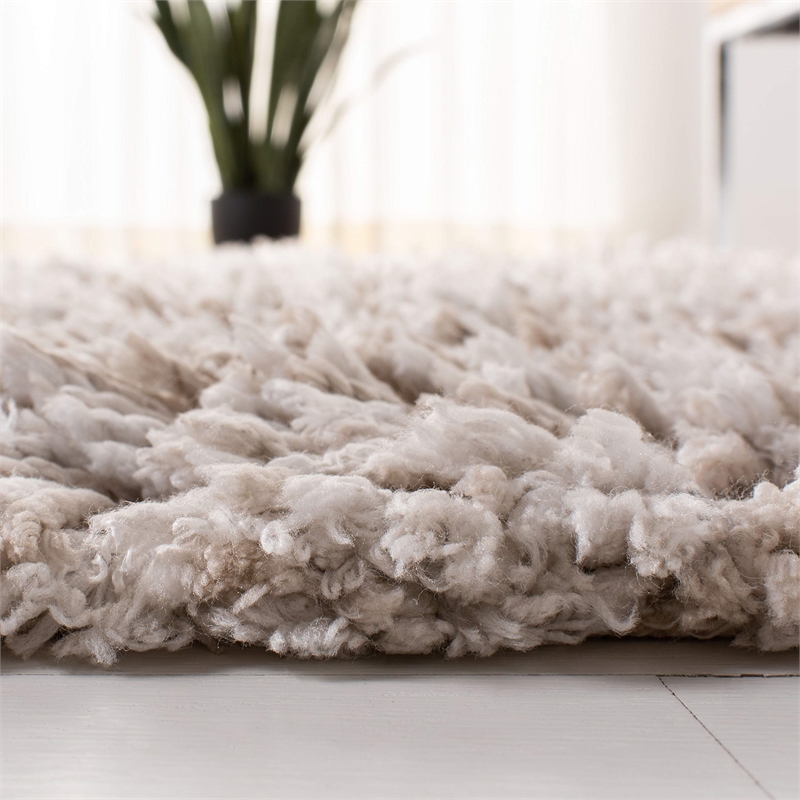 Safavieh Rio 6' x 9' Hand Loomed Shag Rug in Beige and Ivory