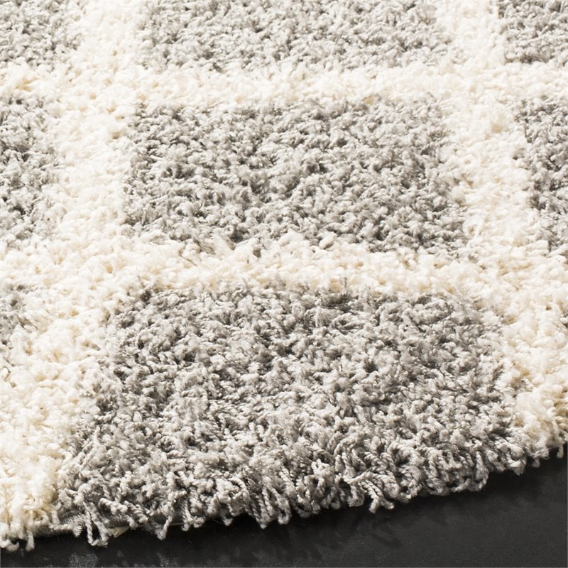 Safavieh Dallas 6' Round Shag Rug in Gray and Ivory
