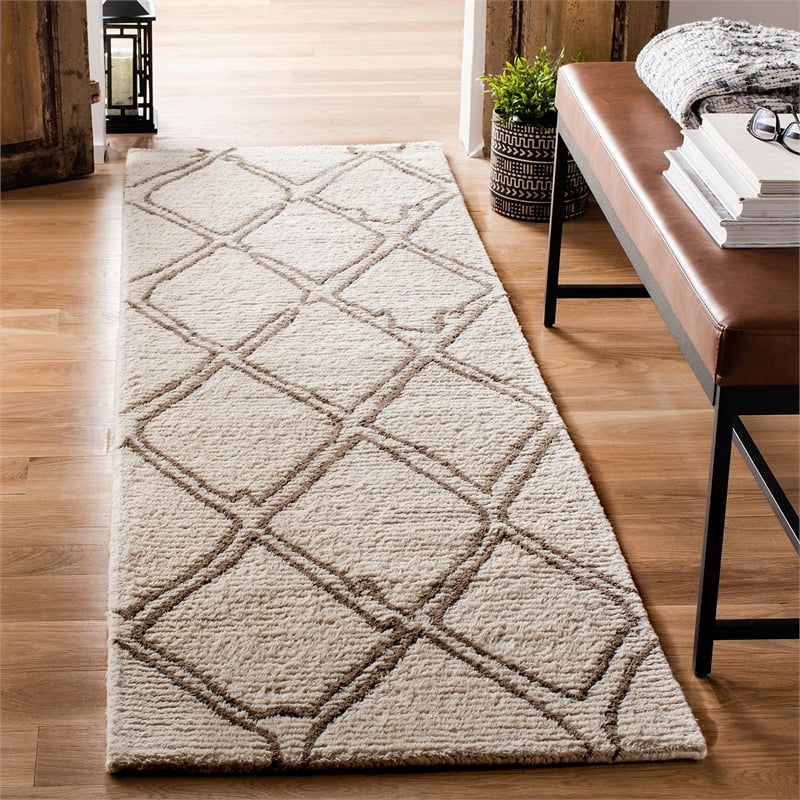 Safavieh Casablanca 8' x 10' Hand Tufted Wool Rug in Ivory and Black