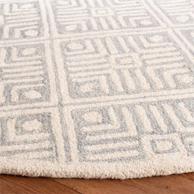 Safavieh Micro-Loop 5' Round Hand Tufted Wool Rug in Gray and Ivory