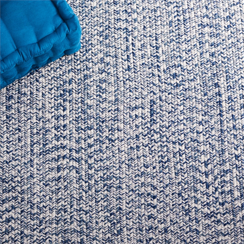 Safavieh Braided 3' X 3' Round Hand Woven Rug in Navy / Ivory