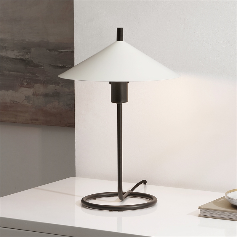 Safavieh Khlo Iron Table Lamp in Cream / Black