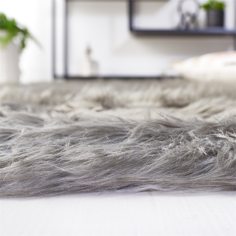 Safavieh Faux Sheep Skin 5'-0