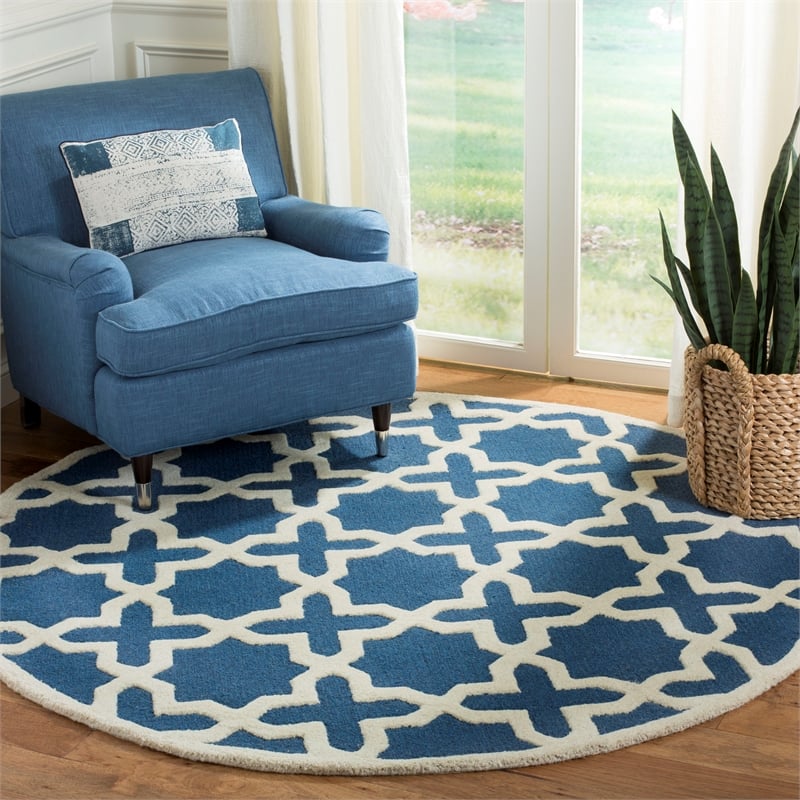 Safavieh Cambridge 4' X 4' Round Wool Hand Tufted Rug in Navy  / Ivory
