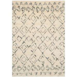 Safavieh Casablanca 4' X 6' Wool and Cotton Hand Tufted Rug in Ivory / Gray
