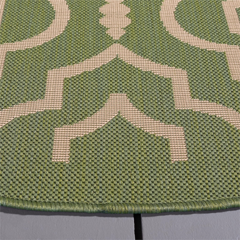 Safavieh Courtyard Green Indoor Outdoor Rug - Round 7'10