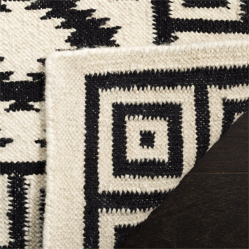 Safavieh Dhurries Ivory Contemporary Rug - 5' x 8'