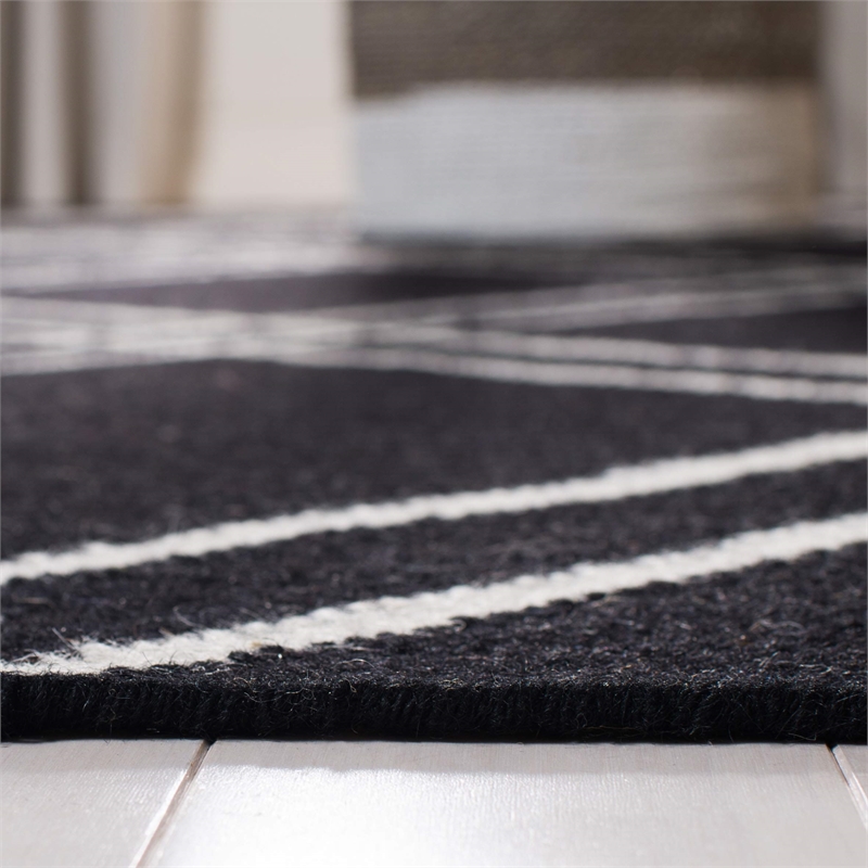 Safavieh Dhurries Black Contemporary Rug - 6' x 9'