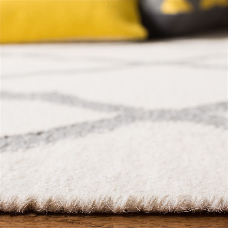 Safavieh Dhurries Ivory Contemporary Rug - 4' x 6'