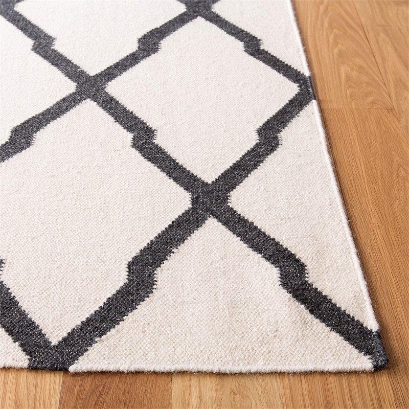 Safavieh Dhurries Ivory Contemporary Rug - 2'6