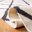 Safavieh Dhurries Ivory Contemporary Rug - 2'6