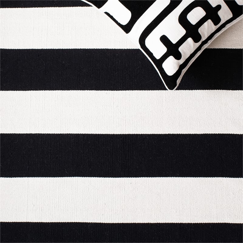 Safavieh Montauk Black Contemporary Rug - 5' x 8'