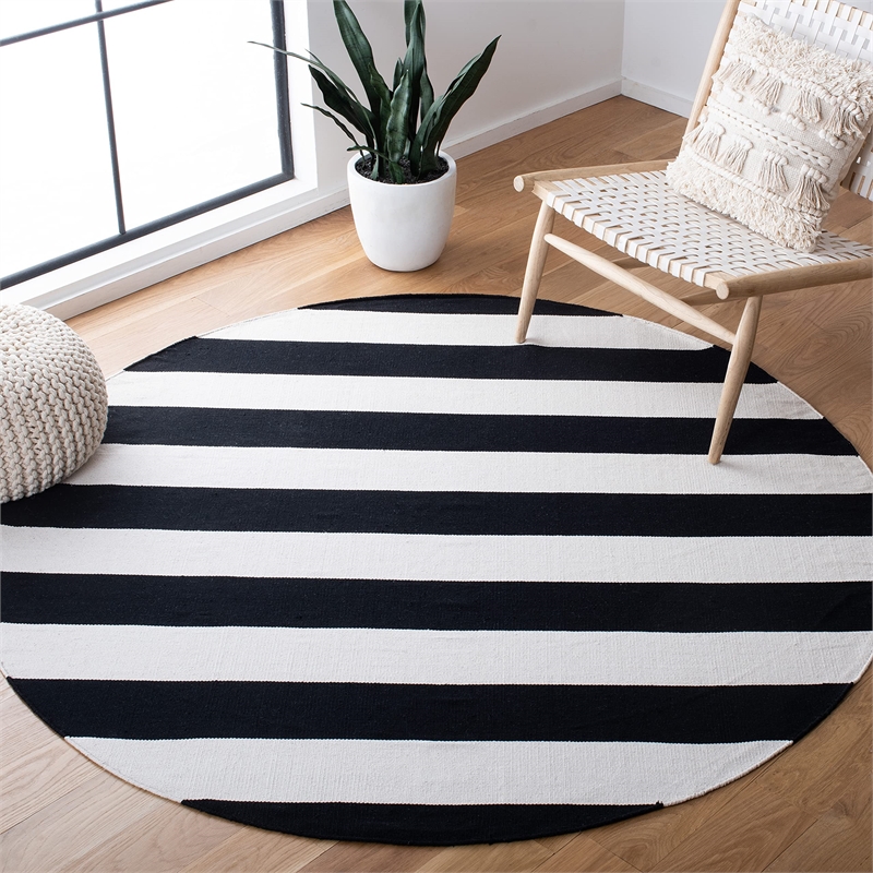 Safavieh Montauk Black Contemporary Rug - Round 8'