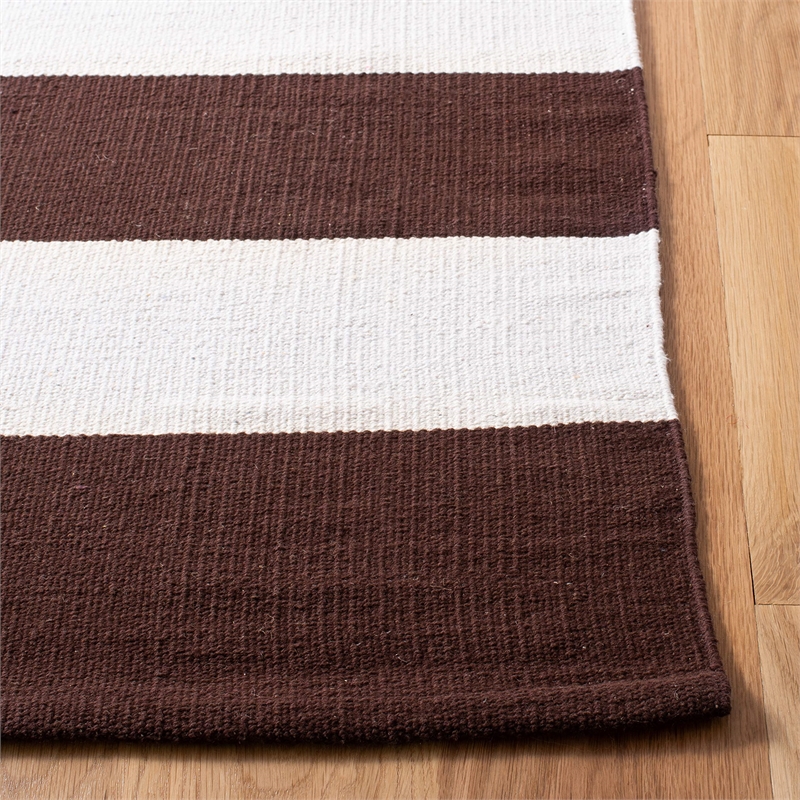 Safavieh Montauk Chocolate Contemporary Rug - 5' x 8'