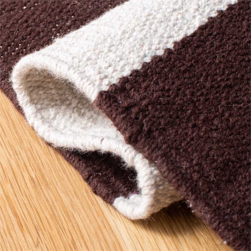 Safavieh Montauk Chocolate Contemporary Rug - 5' x 8'