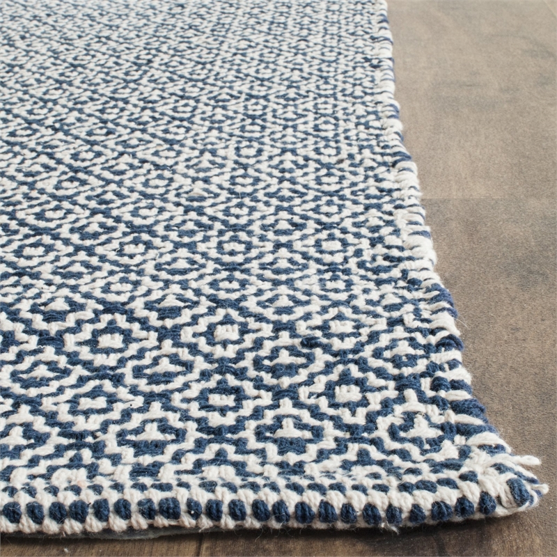 Safavieh Montauk Ivory Contemporary Rug - 5' x 7'