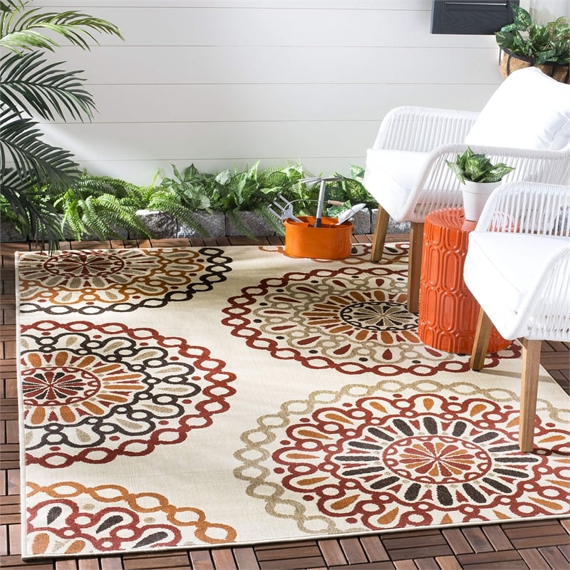 Safavieh Veranda Creme Indoor Outdoor Rug - 4' x 5'7