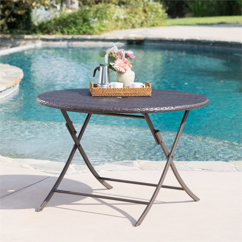 Wicker folding outlet table and chairs