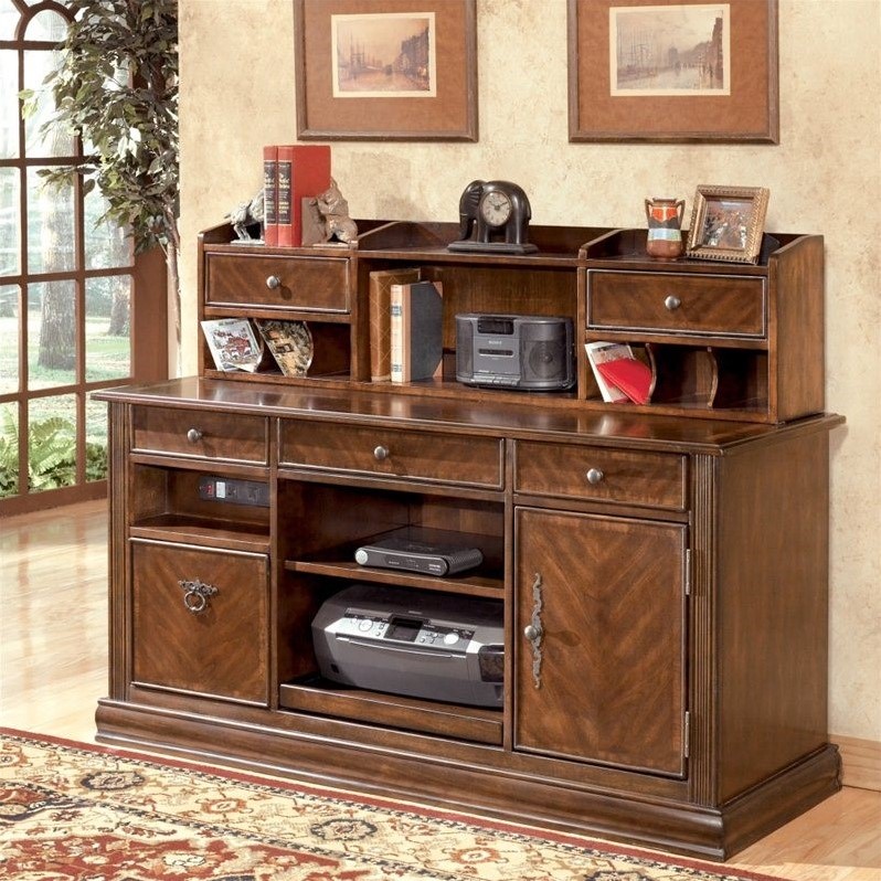 Ashley Furniture Hamlyn Large Credenza and Hutch in Medium Brown H527