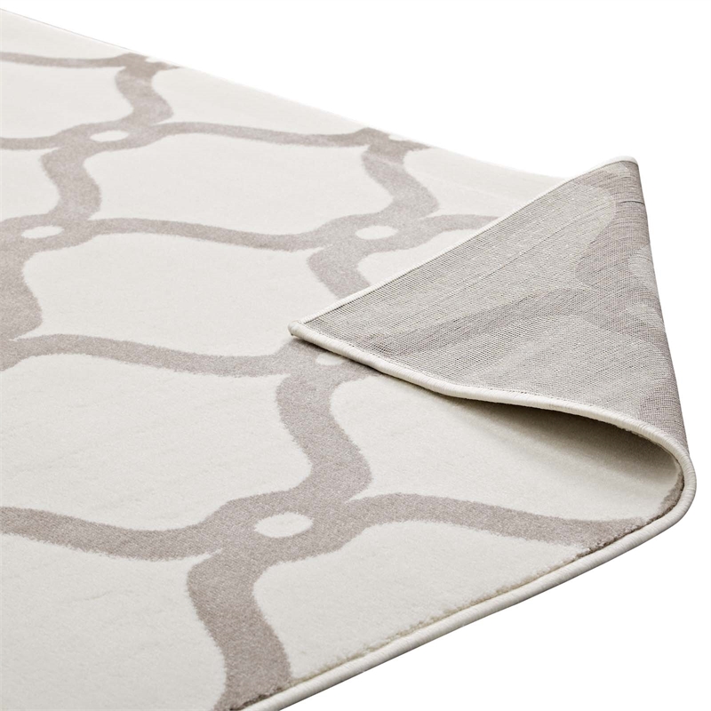 Beltara Chain Link Transitional Trellis 5x8 Area Rug in Beige and Ivory