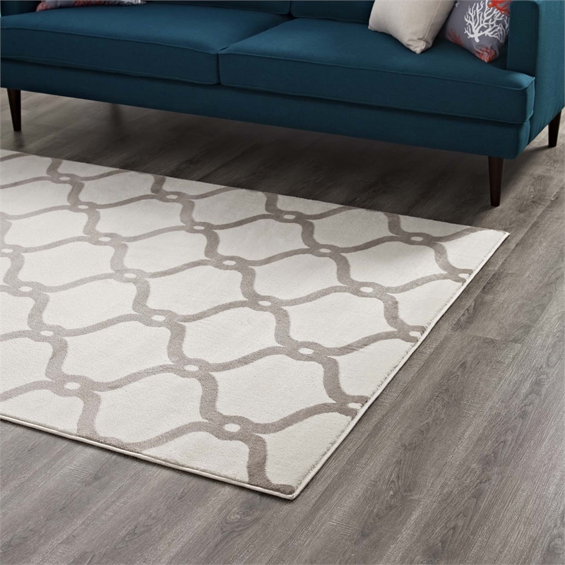 Beltara Chain Link Transitional Trellis 5x8 Area Rug in Beige and Ivory
