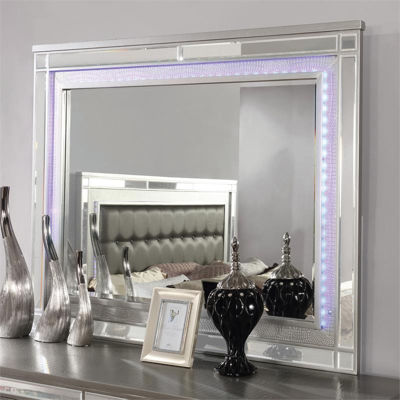 Furniture of America Xulu Wood 2-Piece Dresser and Mirror Set in Silver