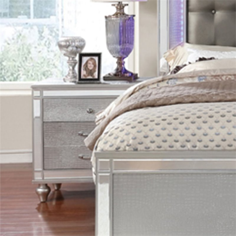 Furniture of America Xulu Contemporary Solid Wood 2-Drawer Nightstand in Silver