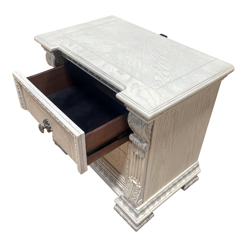 Furniture of America Byrne Wood Dovetail White 3-Drawer Nightstand with USBs