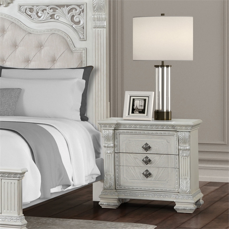 Furniture of America Byrne Wood Dovetail White 3-Drawer Nightstand with USBs