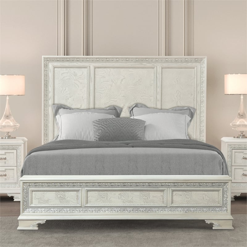 Furniture of America Gelbero Wood Panel Ornate Accent Queen Bed in White