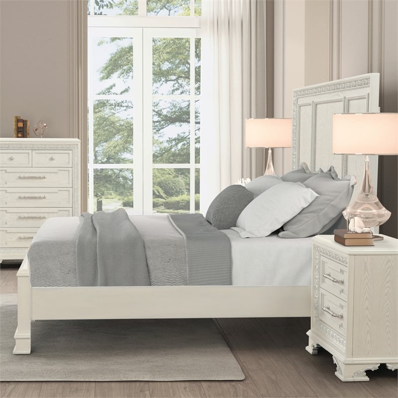 Furniture of America Gelbero Wood Panel Ornate Accent Queen Bed in White