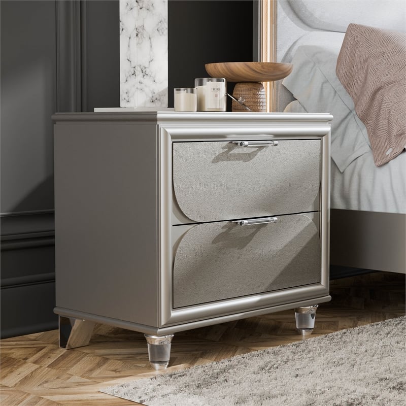 Furniture of America Deagree Solid Wood Dovetail 2-Drawer Nightstand in Silver