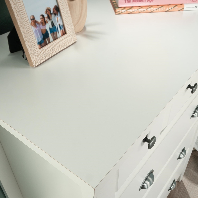 Catania Modern / Contemporary 4 Drawer Chest in Soft White Finish