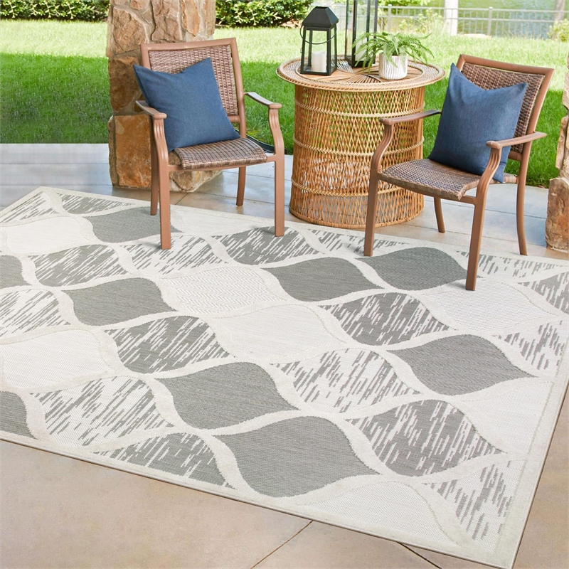 Bowery Hill Quatrefoil Indoor Outdoor Area Rug 3' x 5' in Gray/Ivory
