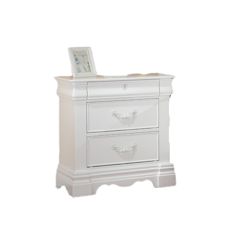 Bowery Hill Contemporary 3-Drawer Nightstand with Shelf in White