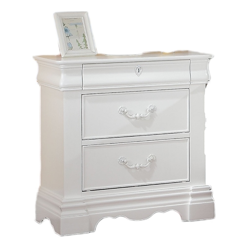 Bowery Hill Contemporary 3-Drawer Nightstand with Shelf in White
