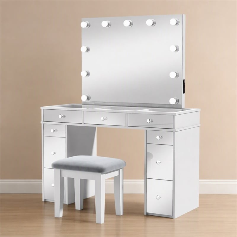 Bowery Hill Solid Wood 3-Piece Vanity Set with USB in White Finish