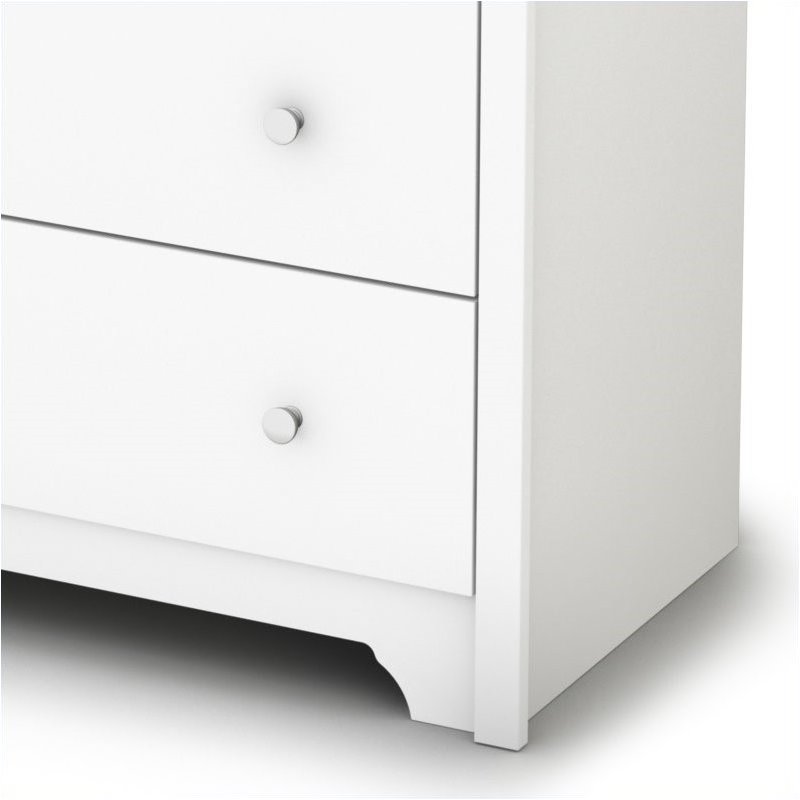 Pemberly Row 5 Drawer Chest in Pure White Finish