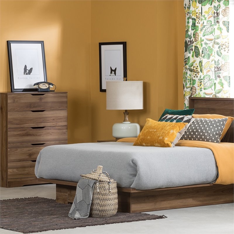 Pemberly Row Traditional 5-Drawer Wood Indoor Chest in Natural Walnut