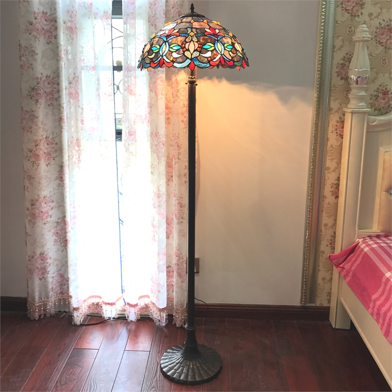 Pemberly Row Tiffany-style 2 Light Floor Lamp 18